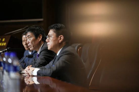 本次发布的海报中朱红色调的运用和祥云图案的点缀彰显国漫气质，而终极预告里则展现了关公意气风发的忠义豪情